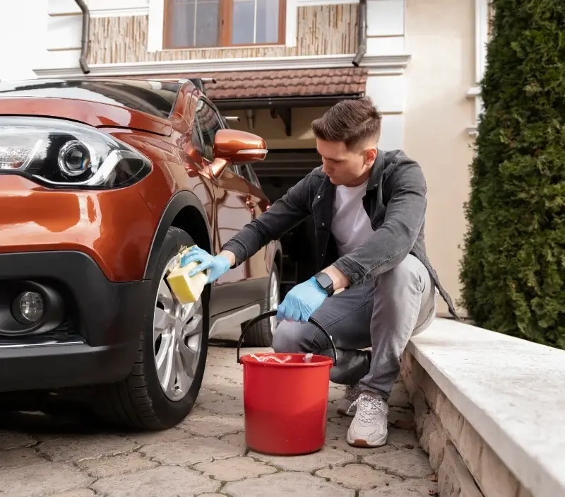 Lavage auto à domicile Les Achards : professionnel intervenant sur un véhicule